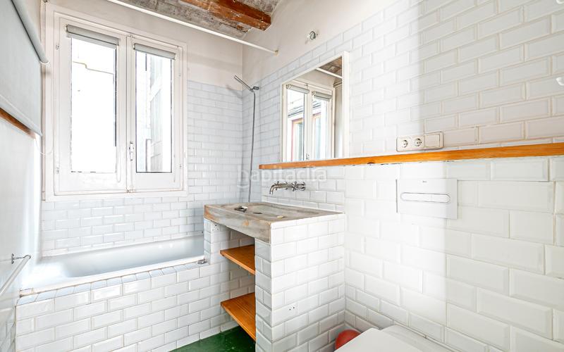 Foto 4ba6e841-f792-4bbe-afaf-5e43fddf2a09. Piso  en venta en el Raval con 3 habitaciones y 3 balcones, en Barcelona