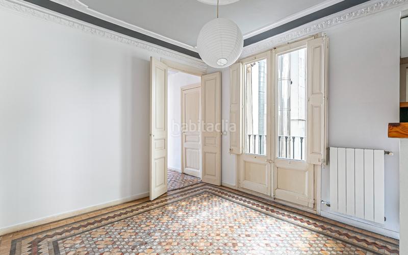 Foto 65ac9d49-c714-4285-b91f-26c670b80000. Piso  en venta en el Raval con 3 habitaciones y 3 balcones, en Barcelona