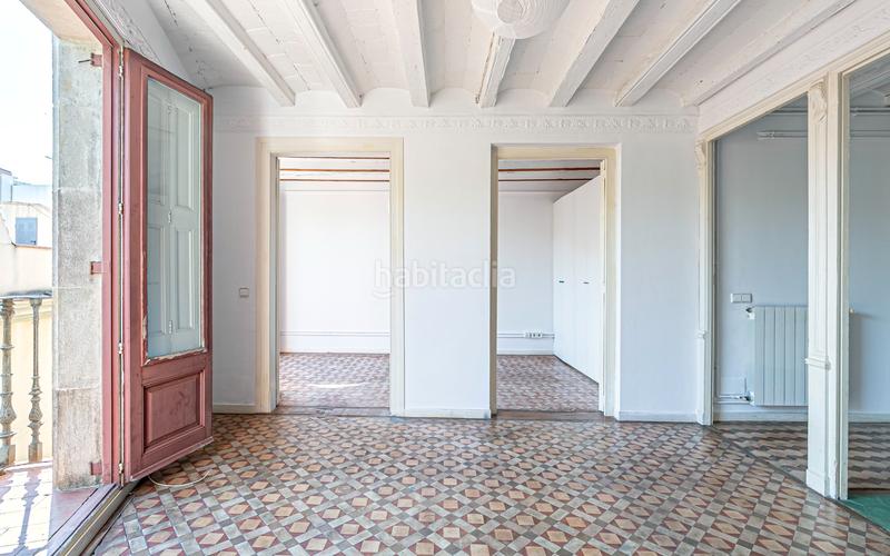 Foto 6ab410f8-6510-478a-8080-a073ced5a99a. Piso  en venta en el Raval con 3 habitaciones y 3 balcones, en Barcelona
