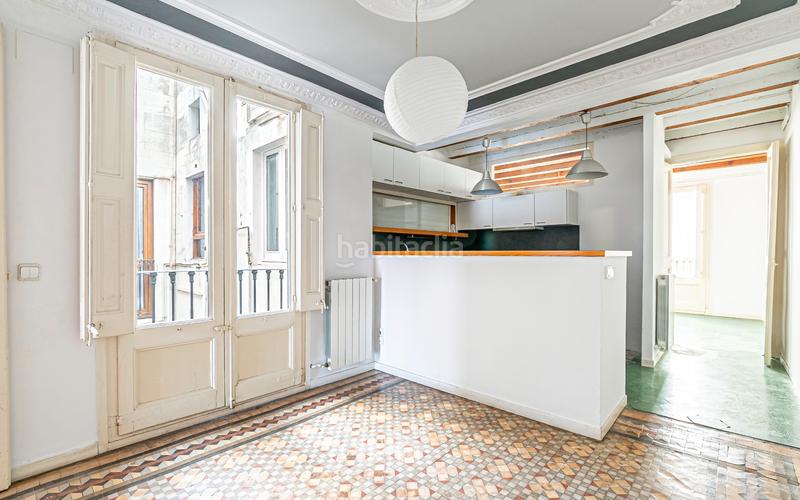 Foto a1964be4-dc48-4574-97d0-e7595b4703ec. Piso  en venta en el Raval con 3 habitaciones y 3 balcones, en Barcelona