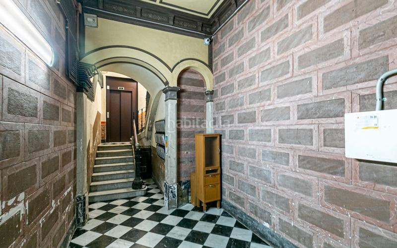 Foto a3125624-2ce6-4ac2-90dd-66b203bdc488. Piso  en venta en el Raval con 3 habitaciones y 3 balcones, en Barcelona