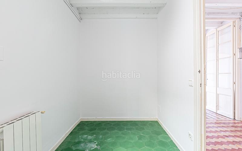 Foto af4514c3-09e0-4a59-8520-099b12d09296. Piso  en venta en el Raval con 3 habitaciones y 3 balcones, en Barcelona