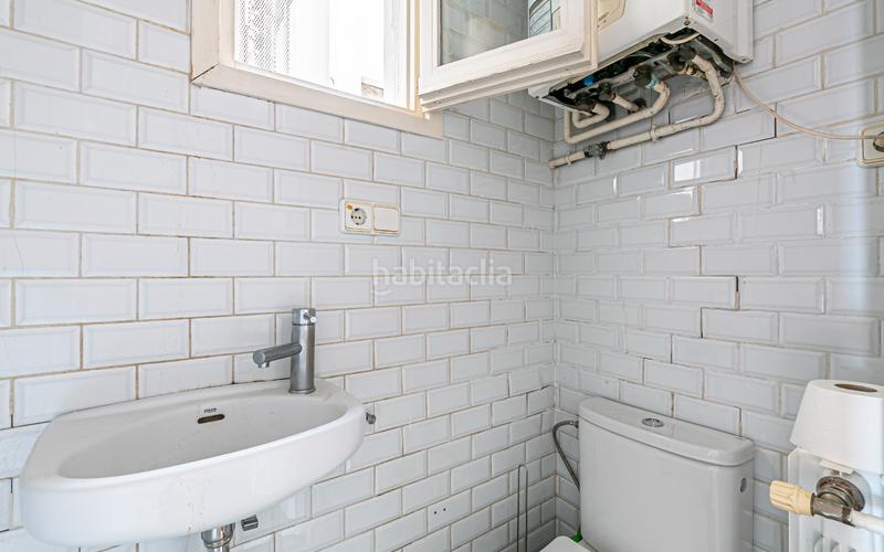 Foto b0131b6d-e5bd-4381-a5b1-4f9c59f395f9. Piso  en venta en el Raval con 3 habitaciones y 3 balcones, en Barcelona