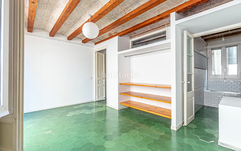 Foto b8e443c9-c57b-48a8-a078-290d94f0cae9. Piso  en venta en el Raval con 3 habitaciones y 3 balcones, en Barcelona