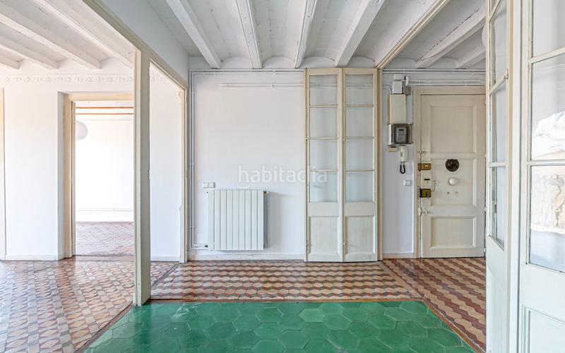 Foto b9888db3-3555-4c48-a65d-d30244e64831. Piso  en venta en el Raval con 3 habitaciones y 3 balcones, en Barcelona