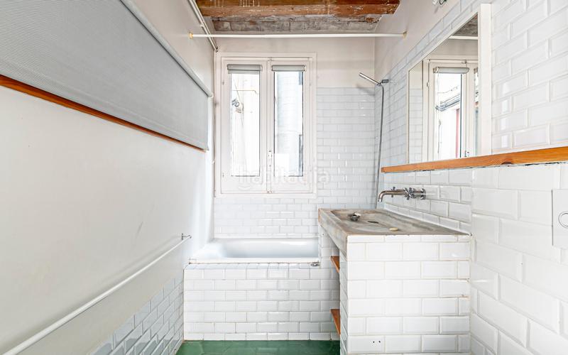 Foto be19e147-76fb-475d-b4cd-d2133dbb60ca. Piso  en venta en el Raval con 3 habitaciones y 3 balcones, en Barcelona