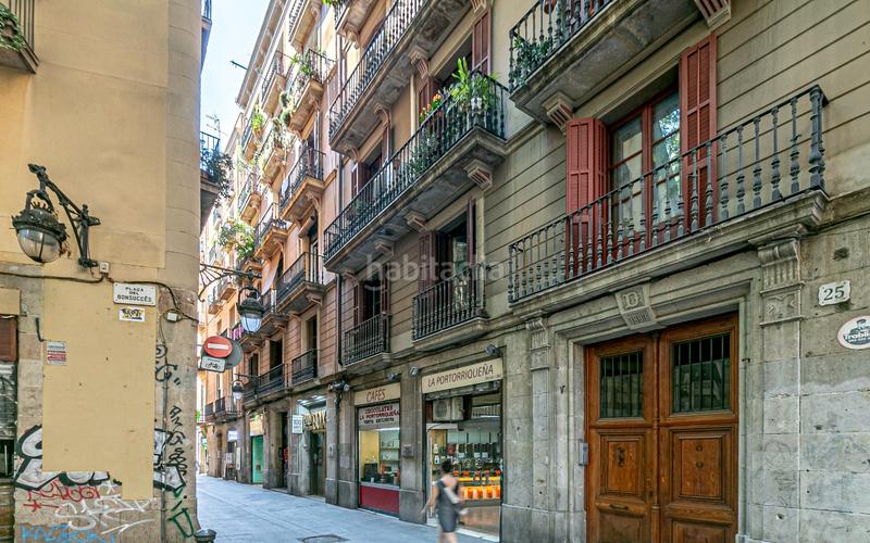 Foto c1532cbf-cef0-4ed5-a021-109da3a7b9bf. Piso  en venta en el Raval con 3 habitaciones y 3 balcones, en Barcelona