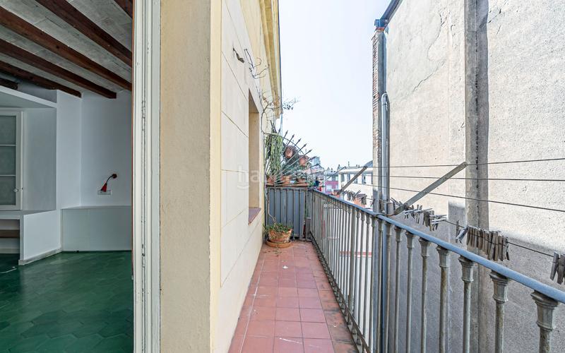 Foto de1aa84d-bef0-4b1e-866d-58229c654967. Piso  en venta en el Raval con 3 habitaciones y 3 balcones, en Barcelona