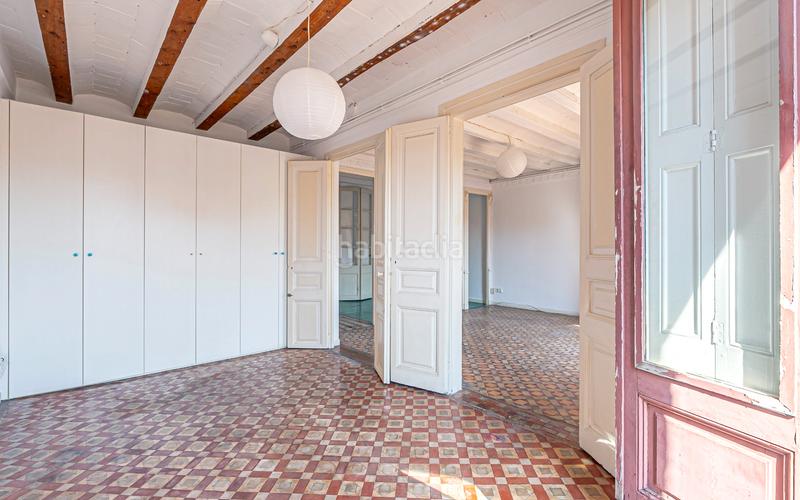 Foto e98c6443-f83d-477b-aa27-1ba6ae8e6709. Piso  en venta en el Raval con 3 habitaciones y 3 balcones, en Barcelona