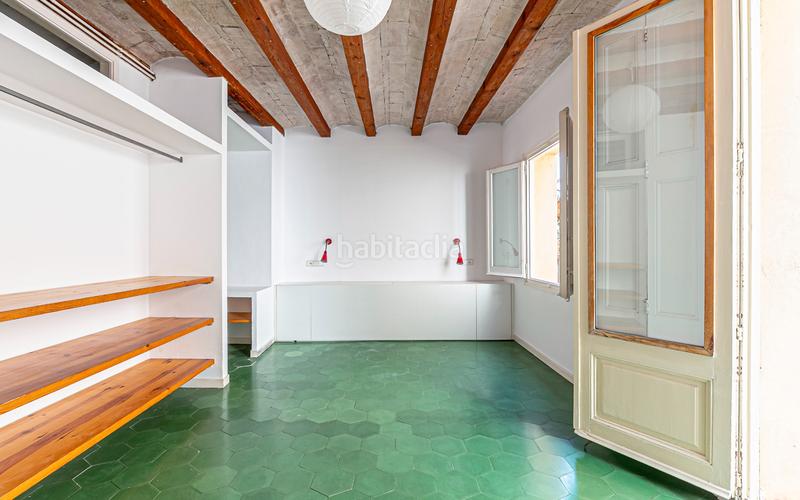 Foto ecc86147-17ea-4a36-99cd-2ba87ccdb6fe. Piso  en venta en el Raval con 3 habitaciones y 3 balcones, en Barcelona