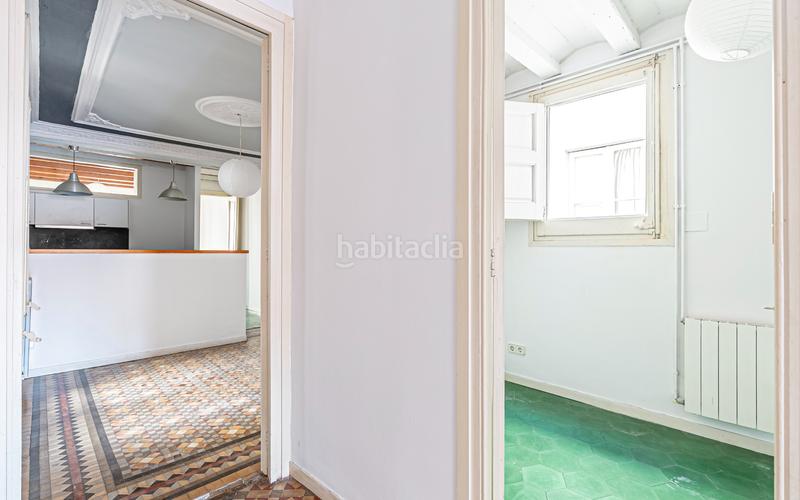Foto f37d4ff5-1fa5-4824-92b3-17cf38b513d5. Piso  en venta en el Raval con 3 habitaciones y 3 balcones, en Barcelona