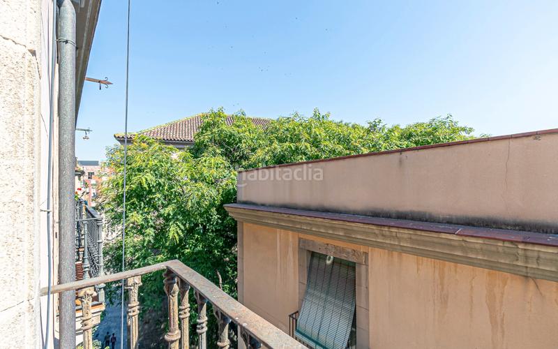 Foto f69cfad8-d385-4bc5-add3-6f38ae78e536. Piso  en venta en el Raval con 3 habitaciones y 3 balcones, en Barcelona