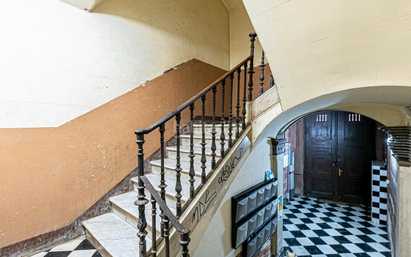 Foto ff1e4f82-fc83-4c7b-a8c6-acdf24488fbb. Piso  en venta en el Raval con 3 habitaciones y 3 balcones, en Barcelona