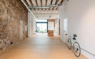 Lloguer Oficina  Masoliver. Oficina en alquiler en el poblenou de doble altura con patio, a