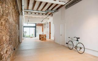 Location Bureau  Masoliver. Oficina en alquiler en el poblenou de doble altura con patio, a