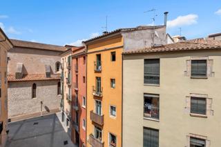 Pis  Perill. Pis acollidor a santa clara, girona  ideal com a piedàterre per