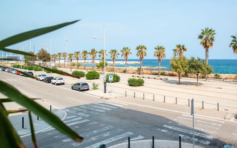 Foto d959278b-4cc9-4dd8-8411-357a58ad9979. Piso sensacional piso en primera línea de mar en Port Badalona