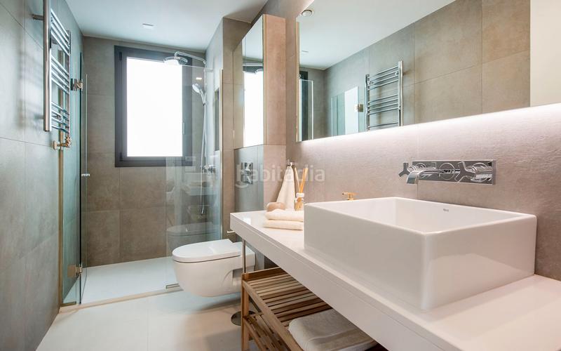 Foto e2bb195b-cf9b-4054-917c-573b12db469e. Alquiler ático  en alquiler de temporada en lantiga esquerra de leixample con 3 habitaciones, 2 baños y una gran terraza, en Barcelona
