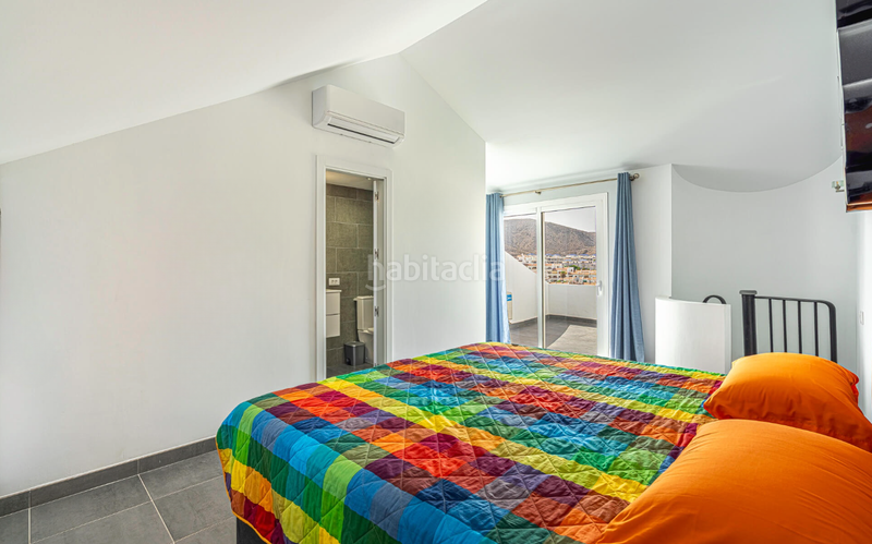 Foto 19c80270-bbec-4427-911a-393b348c1d81. Dúplex ático dúplex en venta en Los Cristianos con 2 habitaciones, 2 terrazas y piscina comunitaria, en Arona