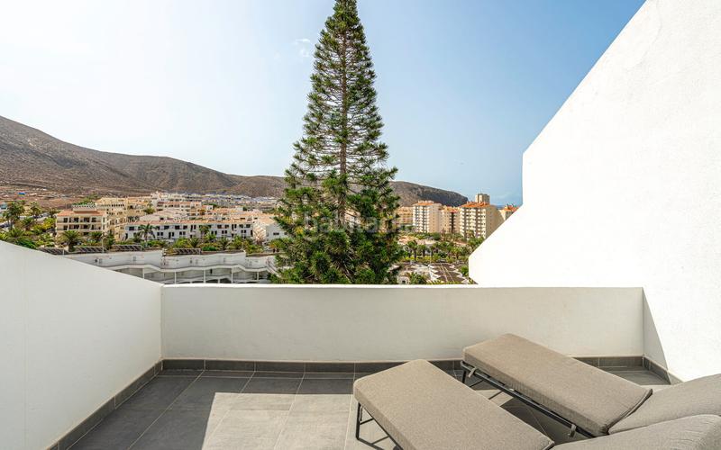 Foto 95c0ab42-d65e-404b-8b78-2760bf87a36e. Dúplex ático dúplex en venta en Los Cristianos con 2 habitaciones, 2 terrazas y piscina comunitaria, en Arona