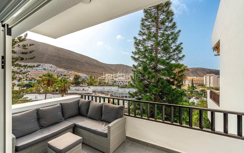 Foto 9fee1d4e-af40-43e9-b88c-59816924c8d4. Dúplex ático dúplex en venta en Los Cristianos con 2 habitaciones, 2 terrazas y piscina comunitaria, en Arona