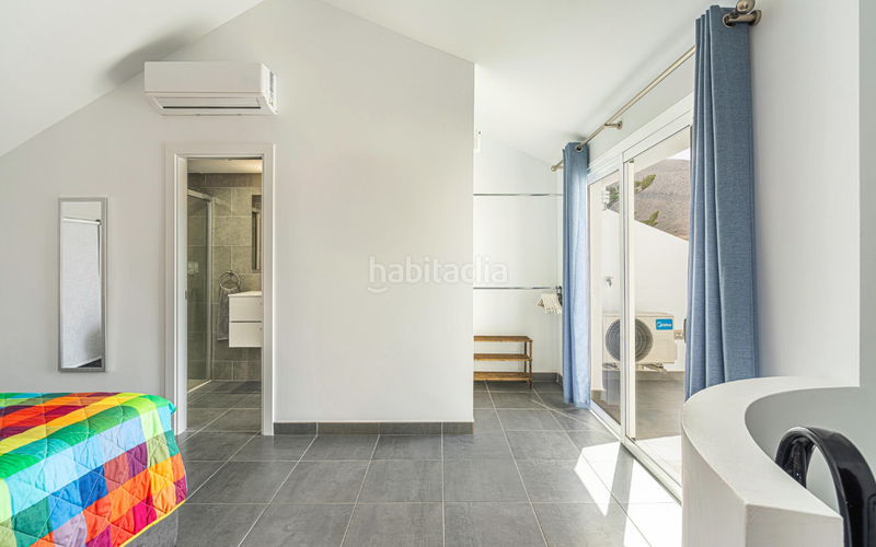 Foto e09ab809-ddf8-4c2c-bac3-9cb36b44be6e. Dúplex ático dúplex en venta en Los Cristianos con 2 habitaciones, 2 terrazas y piscina comunitaria, en Arona