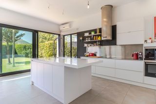 Casa a Loja. Villa en venta en loja con 3 habitaciones, jard�n y piscina priv