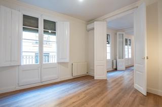 Pis  Escudellers blancs. Piso en venta en el gòtic con 3 habitaciones, reformado a estren