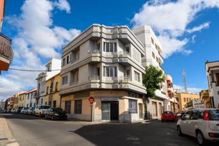 Edificio  Sabandeños. Edificio en venta en telde con 2 viviendas y local comercial, la