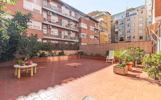 Pis  Mas casanovas. Piso en venta en el baix guinardó con 4 habitaciones y gran terr