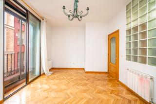 Pis  Álamo. Piso en venta en universidad con 2 habitaciones y balcón, madrid