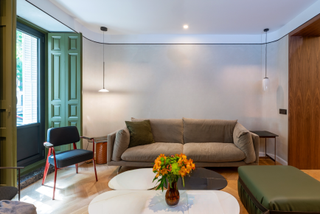 Pis  Ruíz de alarcón. Piso en venta en jerónimos con 3 habitaciones y patio, reformado