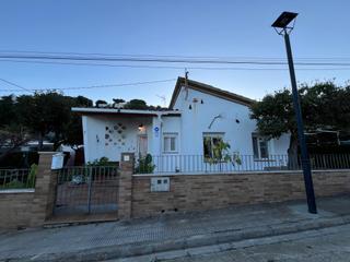 Casa  Gleva. Casa en venta en cabrils con 4 habitaciones, jardín y parking, b