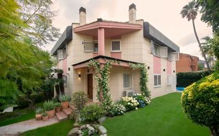 Casa a Ac�cies 39. Casa en venta en parque marianao sant boi de llobregat con 6 hab