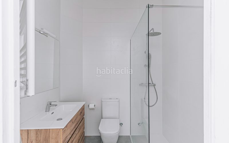 Foto 4f832a4d-d02e-4c09-b211-a3e986f0676c. Casa amb calefacció a Guinardó Barcelona