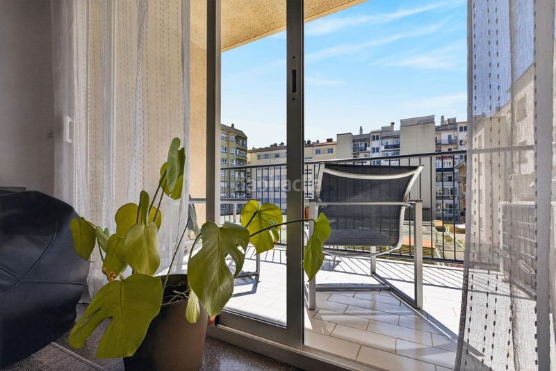 Foto 198d16e7-00fd-4130-886f-0a71e8dcbcae. Pis amb calefacció aparcament a Eixample Nord Girona