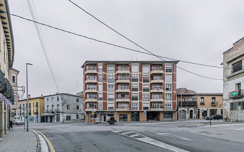 Foto 225df7d5-f911-4ef7-aae4-473cbc0dfe58. Aparcament cotxe a Torelló