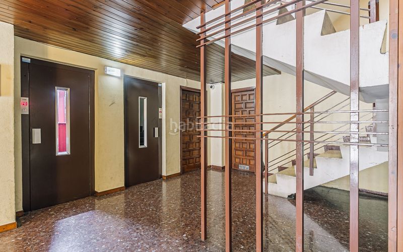 Foto 940ab31e-f0ed-4bef-81eb-4d688191cfbc. Aparcament cotxe a Torelló