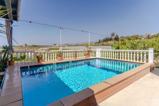 Masia a Motril  ciudad. Casa en venta en motril con 5 habitaciones, piscina, 2 porches y