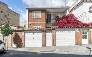 Casa  Alella. Casa en venta, en santa coloma de gramenet, con terraza y garage