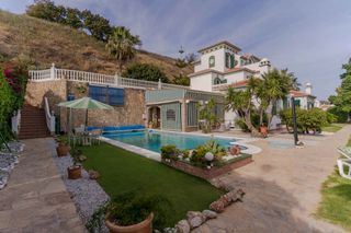 House in Urbanización Santa Rosa. Villa en venta en torrox con 8 habitaciones, vistas al mar, pisc