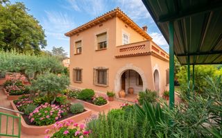 Casa  Roures. Casa en venta en parque marianao sant boi de llobregat con 6 hab