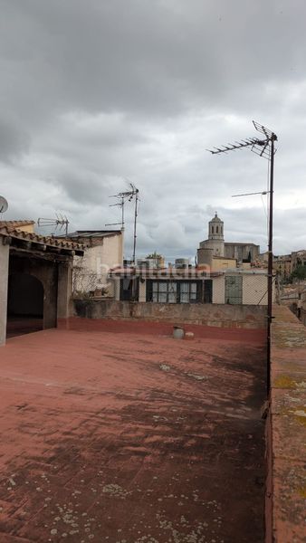 Foto ef7a35dc-e059-4a77-94f2-afb16a17d6a2. Àtic a Centre-Barri Vell Girona