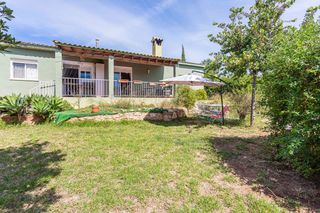Haus in Pla dels Aljubs. Casa en venta en la pobla de vallbona con 4 habitaciones y jardí