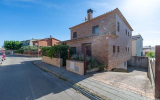 Haus  Abat escarré. Casa unifamiliar  la bisbal dempordà