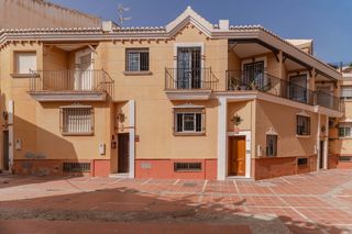 House in Motril  ciudad. Casa en venta en motril con 3 habitaciones, patio y garaje, gran