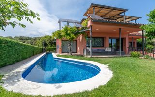 Haus in Aiguaviva. Casa en venta en aiguaviva con 4 habitaciones, jardín y piscina,