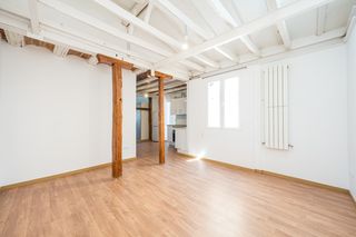 Rent Flat  Santa bárbara. Piso tipo loft de una habitación, sin amueblar, en el corazón de
