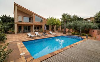 House  Cuixa. Casa en venta en els músics con 6 habitaciones, piscina y pista