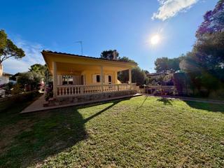 Chalet in El Toro. Chalet con terraza y jardín